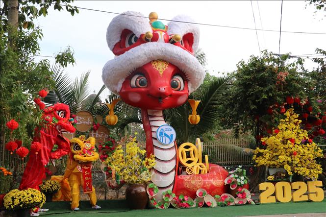Độc đáo Linh vật rắn độ mũ lân tại phường Tương Bình Hiệp, thành phố Thủ Dầu Một, tỉnh Bình Dương. Ảnh: Dương Chí Tưởng-TTXVN