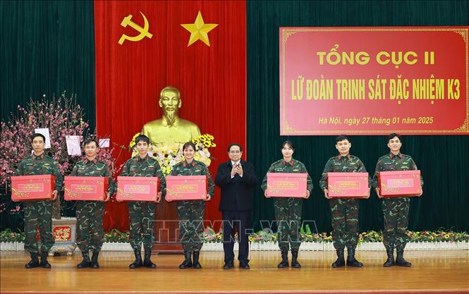 Thủ tướng Phạm Minh Chính tặng quà Tết cho cán bộ, chiến sĩ Lữ đoàn Trinh sát đặc nhiệm K3. Ảnh: Dương Giang-TTXVN
