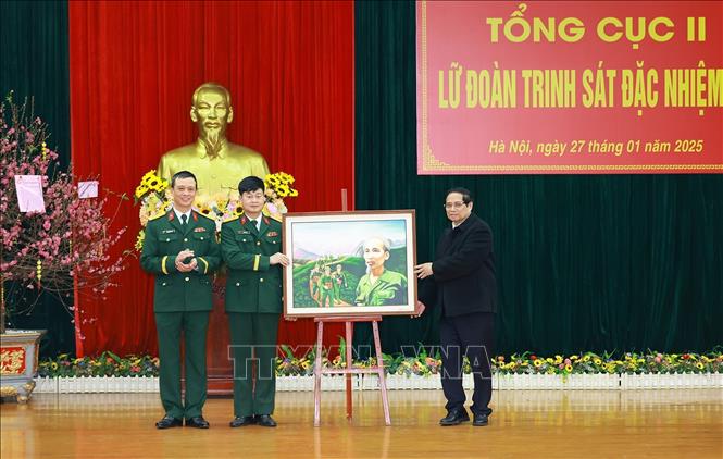 Thủ tướng Phạm Minh Chính tặng bức tranh Bác Hồ cho Lữ đoàn Trinh sát đặc nhiệm K3. Ảnh: Dương Giang-TTXVN