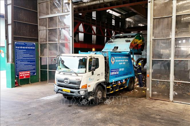 Xe rác hoạt động trong Khu Liên hợp xử lý chất thải Bình Dương. Ảnh: Hồng Đạt - TTXVN

