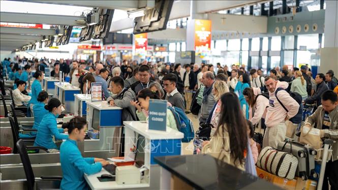 Khu vực làm thủ tục của Hãng hàng không Vietnam Airlines tại nhà ga T1, Sân bay quốc tế Nội Bài, sáng 27/1. Ảnh: TTXVN 