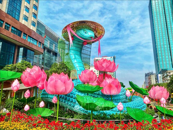 Linh vật Nàng Tỵ cao hơn 10m được đặt ở đầu đường Nguyễn Huệ thể hiện nét duyên ngầm của người con gái miền Nam trong trang phục đặc trưng, với phụ kiện khăn rằn và nón lá. Ảnh: Hồng Giang - TTXVN