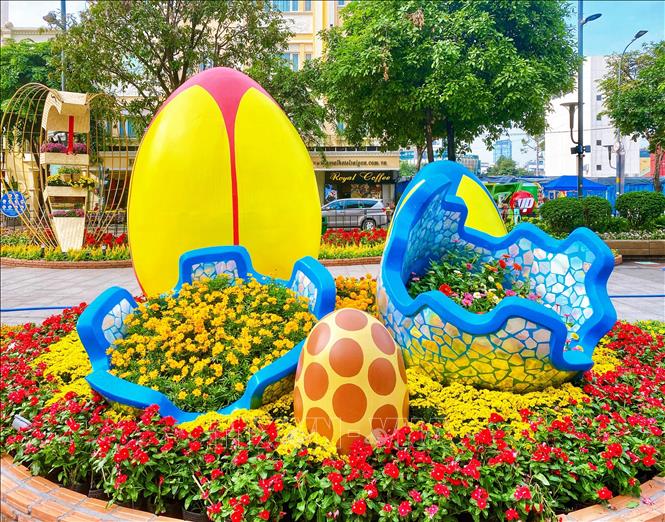 Mô hình trứng rắn thể hiện cho những điều mới mẻ trong năm mới. Ảnh: Hồng Giang - TTXVN