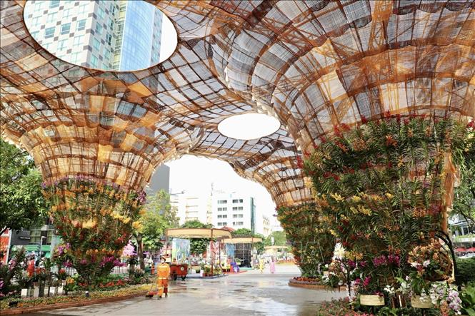 Giữa đường hoa còn có phần đại cảnh 