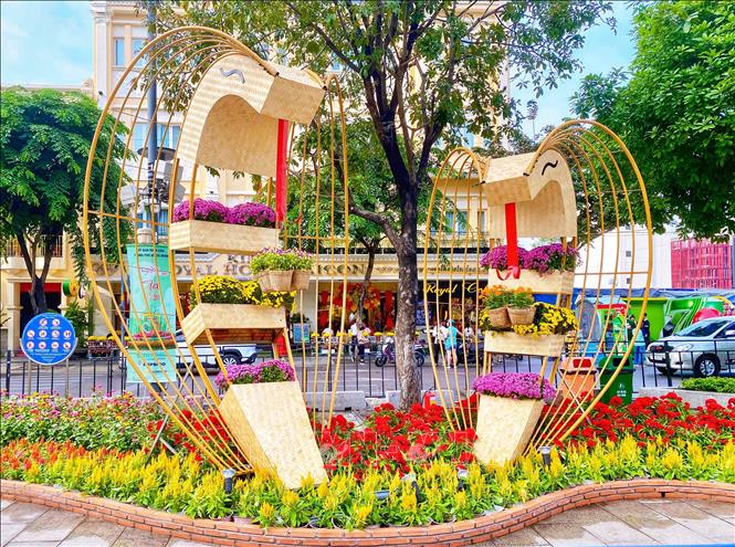 Một tiểu cảnh hoa trang trí linh vật rắn. Ảnh: Hồng Giang - TTXVN