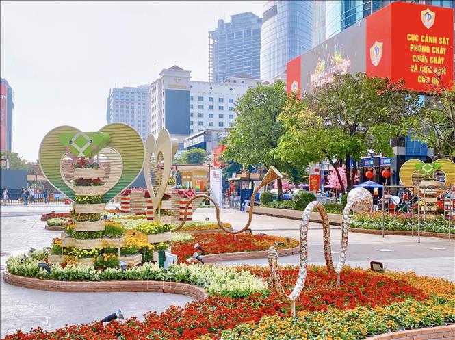 Đường hoa Nguyễn Huệ năm nay có khoảng 90 tạo hình linh vật rắn, sử dụng 109.000 giỏ hoa trang trí. Ảnh: Hồng Giang - TTXVN