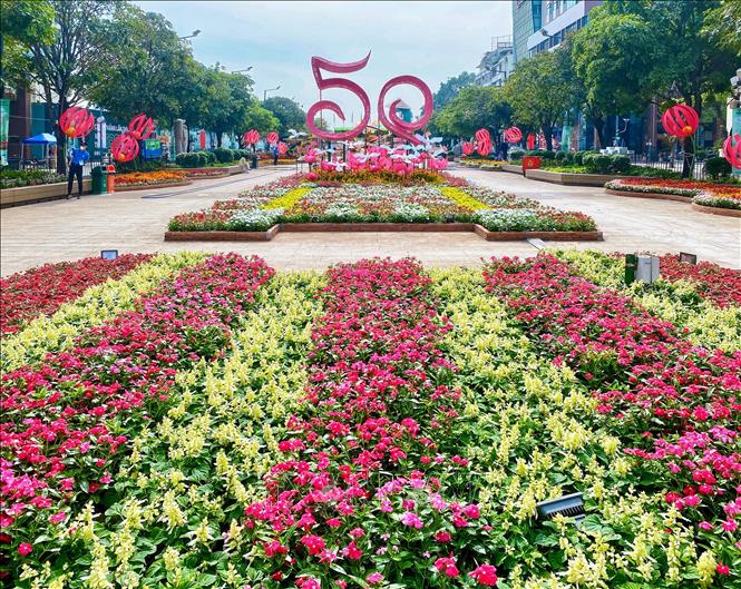 Tiểu cảnh chào mừng kỷ niệm 50 năm đất nước giành được độc lập. Ảnh: Hồng Giang - TTXVN