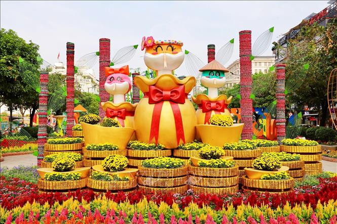 Mô hình rắn dễ thương cùng những lượng vàng thể hiện cho một năm mới phúc lộc, sung túc. Ảnh: Hồng Giang - TTXVN