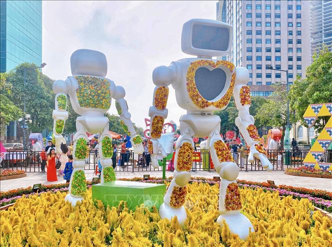 Với xu thế phát triển AI, Đường hoa Nguyễn Huệ năm nay có trưng bày hai mô hình robot độc đáo có khả năng tương tác với khách tham quan. Ảnh: Hồng Giang - TTXVN