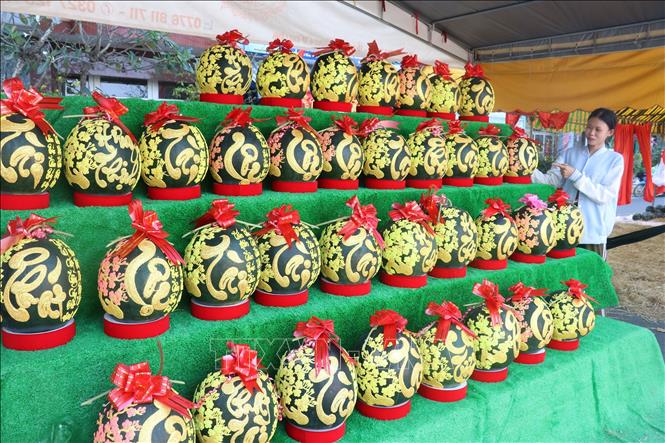 Dưa hấu khắc chữ tại chợ dưa Xuân 2025 thành phố Cao Lãnh ( Đồng Tháp). Ảnh: Nguyễn Văn Trí-TTXVN