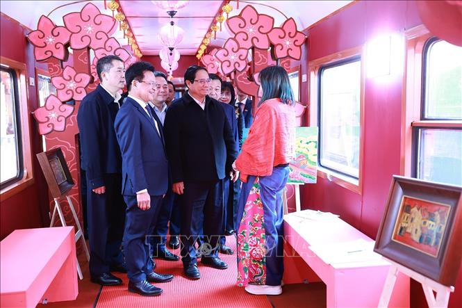 Thủ tướng Phạm Minh Chính kiểm tra chất lượng phục vụ hành khách trên tuyến đường sắt du lịch cao cấp. Ảnh: Dương Giang-TTXVN

