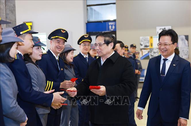 Thủ tướng Phạm Minh Chính chúc Tết cán bộ, nhân viên ngành đường sắt. Ảnh: Dương Giang-TTXVN 
