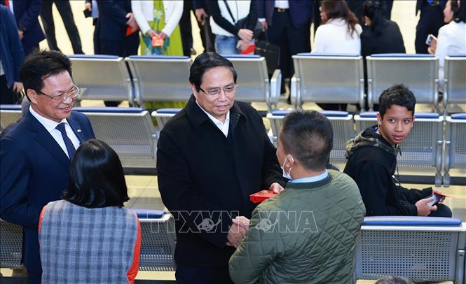 Thủ tướng Phạm Minh Chính chúc Tết hành khách tại ga tàu Hà Nội. Ảnh: Dương Giang-TTXVN 