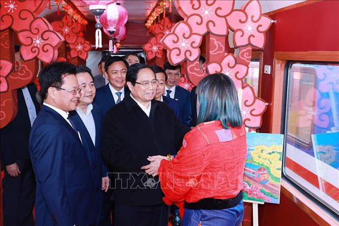 Thủ tướng Phạm Minh Chính kiểm tra chất lượng phục vụ hành khách trên tuyến đường sắt du lịch cao cấp. Ảnh: Dương Giang-TTXVN
