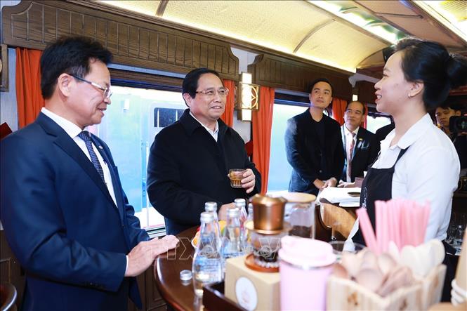 Thủ tướng Phạm Minh Chính kiểm tra chất lượng phục vụ hành khách trên tuyến đường sắt du lịch cao cấp. Ảnh: Dương Giang-TTXVN 