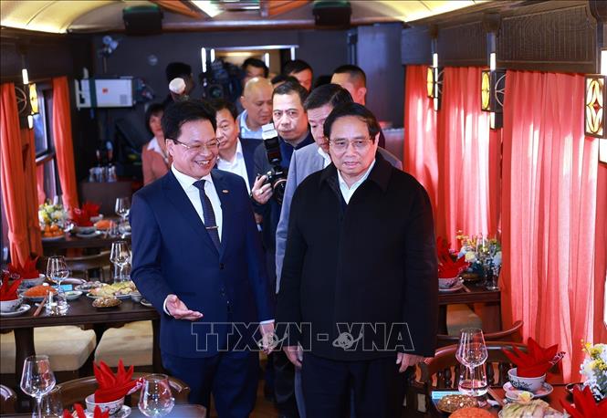 Thủ tướng Phạm Minh Chính kiểm tra chất lượng phục vụ hành khách trên tuyến đường sắt du lịch cao cấp. Ảnh: Dương Giang-TTXVN
