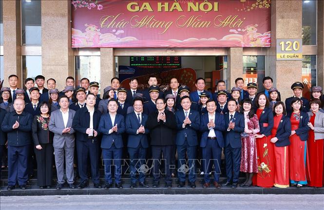 Thủ tướng Phạm Minh Chính với cán bộ, nhân viên ngành đường sắt. Ảnh: Dương Giang-TTXVN 