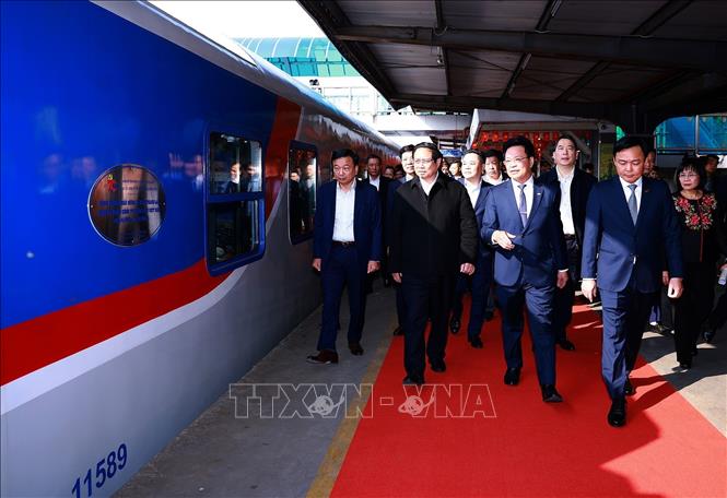 Thủ tướng Phạm Minh Chính kiểm tra tuyến đường sắt du lịch cao cấp của Tổng Công ty Đường sắt Việt Nam. Ảnh: Dương Giang-TTXVN
