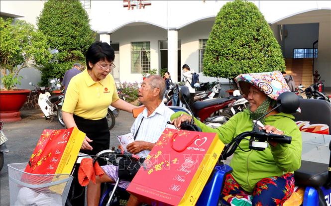 Đại diện đơn vị tài trợ tặng quà và thăm hỏi, chúc Tết người khuyết tật trên địa bàn thành phố Vĩnh Long, tỉnh Vĩnh Long. Ảnh: Lê Thúy Hằng - TTXVN