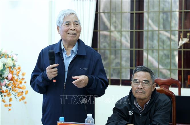 Ông Y Per Niê, nguyên Đội trưởng đội công tác vũ trang huyện H4 (nay là thị xã Buôn Hồ, tỉnh Đắk Lắk) chia sẻ về “Tết Độc lập” đầu tiên sau đại thắng mùa Xuân 1975. Ảnh: Hoài Thu – TTXVN