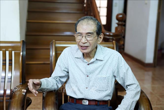 Nguyên Bí thư Tỉnh ủy Đắk Lắk Nguyễn An Vinh chia sẻ về công tác chuẩn bị cho trận đánh Buôn Ma Thuột, công tác kiến thiết tỉnh sau giải phóng và “Tết Độc lập” đầu tiên sau đại thắng. Ảnh: Hoài Thu – TTXVN