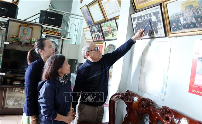 Anh hùng lao động Lê Xuân Bá, nguyên Sư đoàn Trưởng Sư đoàn 470 (Bộ Tư lệnh Trường Sơn) chia sẻ về những tháng ngày “nếm mật nằm gai”, những chiến công và “Tết Độc lập” đầu tiên sau đại thắng. Ảnh: Hoài Thu – TTXVN