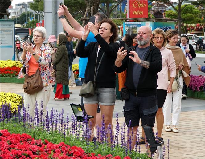 Foreign visitors enjoy the view at Bach Dang walking street. VNA Photo: Quốc Dũng