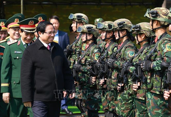 Prime Minister Pham Minh Chinh inspects combat readiness of officers and soldiers of K3 Special Reconnaissance Brigade, General Department II, Ministry of National Defense. VNA Photo: Dương Giang