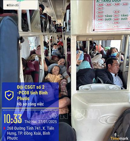Nhiều hành khách phải nằm xuống lối đi trong xe khách giường nằm. Ảnh: TTXVN phát