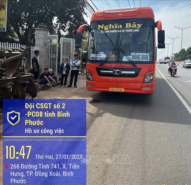 Xe khách giường nằm nhồi nhét khách bị phát hiện trên đường ĐT.741. Ảnh: TTXVN phát