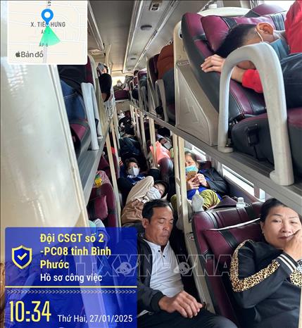 Nhiều hành khách phải nằm xuống lối đi trong xe khách giường nằm. Ảnh: TTXVN phát
