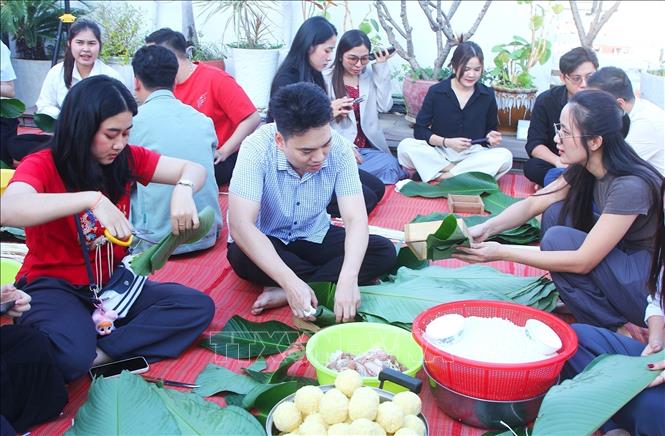 Hoạt động gói bánh chưng ngày Tết thắt chặt tình đoàn kết, gắn kết tập thể cán bộ, nhân viên Metfone. Ảnh: Huỳnh Thảo – PV TTXVN tại Campuchia 
