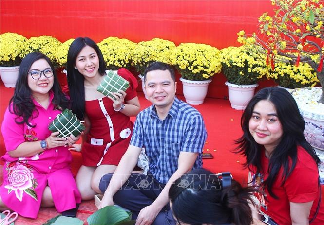 Niềm vui của các cán bộ, nhân viên Metfone khi hoàn thành xong những chiếc bánh chưng xanh ngày Tết. Ảnh: Huỳnh Thảo – PV TTXVN tại Campuchia. 