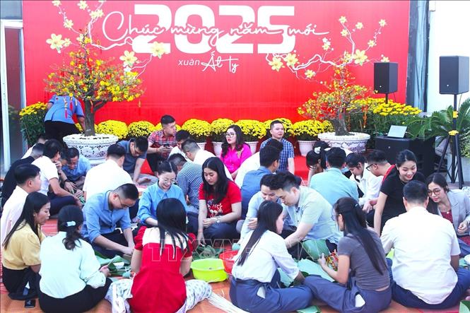 Chương trình gói bánh chưng do công ty Metfone tổ chức cho cán bộ nhân viên người Việt và người Campuchia. Ảnh: Quang Anh – PV TTXVN tại Campuchia