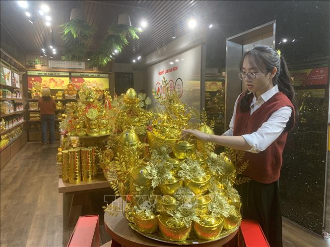 Mẫu mâm lễ bánh đậu xanh có giá trên 2 triệu đồng. Ảnh: Mạnh Minh - TTXVN