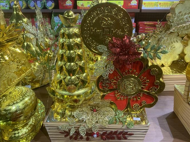 Những mẫu giỏ quà, mâm lễ sắp xếp xen kẽ nhiều dòng sản phẩm để khách chọn, giá dao động từ 450.000 đến 2 triệu đồng. Ảnh: Mạnh Minh - TTXVN