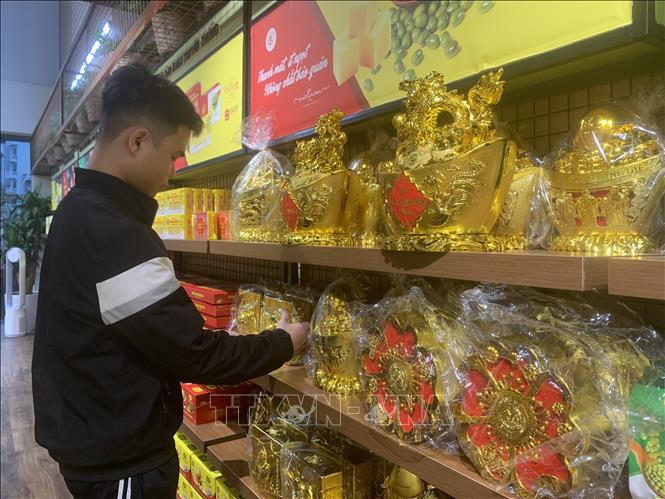 Các mẫu mã như chĩnh rồng vàng, giỏ quà vinh hoa phú quý, giỏ quà thần tài, giỏ quà long phụng liên hoa, chĩnh vàng thần tài, chĩnh lộc vàng, hoa đào Tết, hồ lô hút lộc, bánh chưng vàng… đều nhận được phản hồi tích cực từ người tiêu dùng. Ảnh: Mạnh Minh - TTXVN