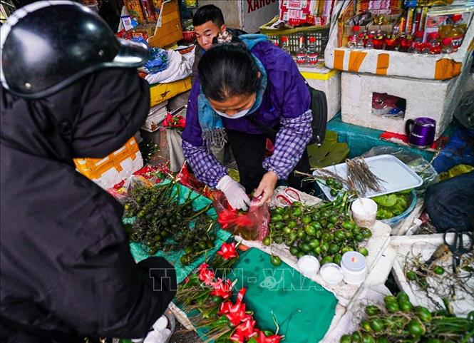 Không khí mua sắm tấp nập ngày tất niên ở chợ Thanh Hà trên phố Nguyễn Thiện Thuật, quận Hoàn Kiếm. Ảnh: Khánh Hoà - TTXVN