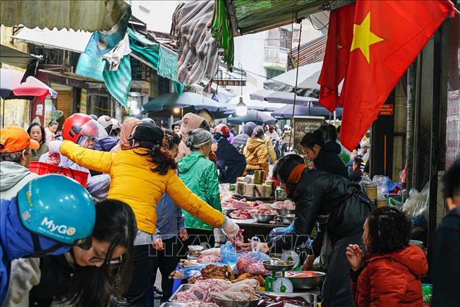 Không khí mua sắm tấp nập ngày tất niên ở chợ Thanh Hà trên phố Nguyễn Thiện Thuật, quận Hoàn Kiếm. Ảnh: Khánh Hoà - TTXVN