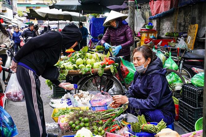 Không khí mua sắm tấp nập ngày tất niên ở chợ Thanh Hà trên phố Nguyễn Thiện Thuật, quận Hoàn Kiếm. Ảnh: Khánh Hoà - TTXVN