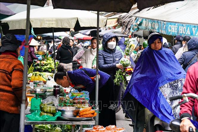 Không khí mua sắm tấp nập ngày tất niên ở chợ Thanh Hà trên phố Nguyễn Thiện Thuật, quận Hoàn Kiếm. Ảnh: Khánh Hoà - TTXVN