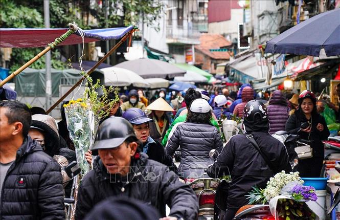 Không khí mua sắm tấp nập ngày tất niên ở chợ Thanh Hà trên phố Nguyễn Thiện Thuật, quận Hoàn Kiếm. Ảnh: Khánh Hoà - TTXVN