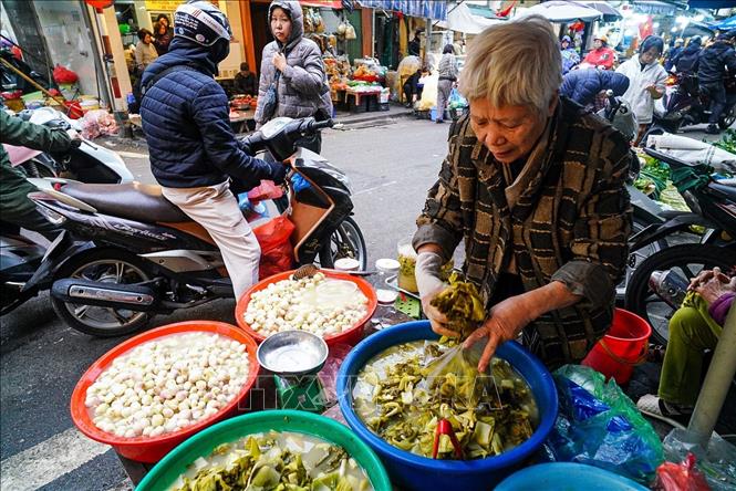 Không khí mua sắm tấp nập ngày tất niên ở chợ Thanh Hà trên phố Nguyễn Thiện Thuật, quận Hoàn Kiếm. Ảnh: Khánh Hoà - TTXVN