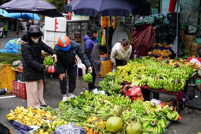 Không khí mua sắm tấp nập ngày tất niên ở chợ Thanh Hà trên phố Nguyễn Thiện Thuật, quận Hoàn Kiếm. Ảnh: Khánh Hoà - TTXVN