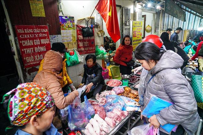 Không khí mua sắm tấp nập ngày tất niên ở chợ Thanh Hà trên phố Nguyễn Thiện Thuật, quận Hoàn Kiếm. Ảnh: Khánh Hoà - TTXVN