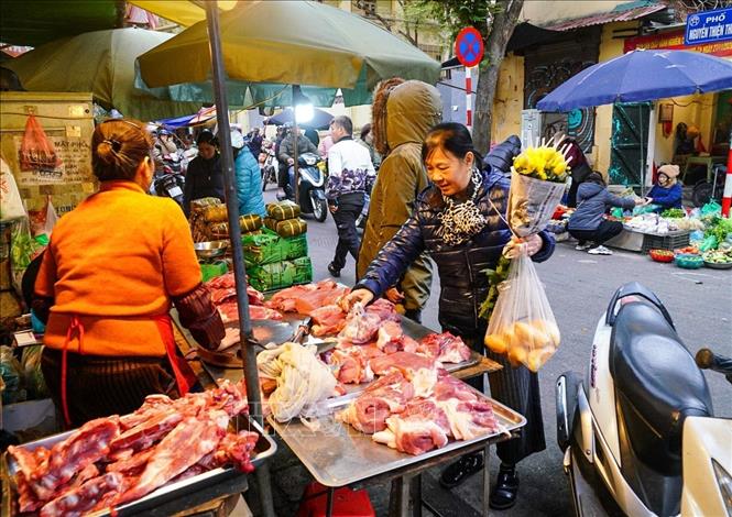 Không khí mua sắm tấp nập ngày tất niên ở chợ Thanh Hà trên phố Nguyễn Thiện Thuật, quận Hoàn Kiếm. Ảnh: Khánh Hoà - TTXVN