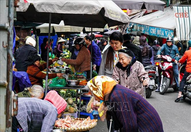 Không khí mua sắm tấp nập ngày tất niên ở chợ Thanh Hà trên phố Nguyễn Thiện Thuật, quận Hoàn Kiếm. Ảnh: Khánh Hoà - TTXVN