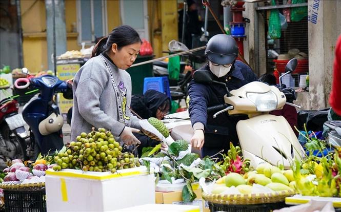 Chuẩn bị những đồ cần thiết cho mâm ngũ quả ngày cuối năm. Ảnh: Khánh Hoà - TTXVN