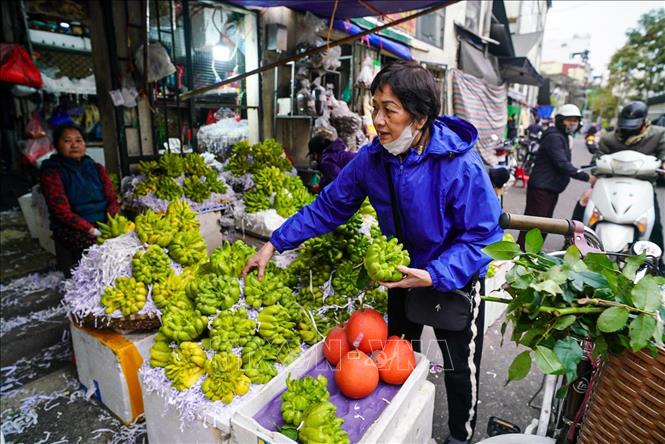 Không khí mua sắm tấp nập ngày tất niên ở chợ Thanh Hà trên phố Nguyễn Thiện Thuật, quận Hoàn Kiếm. Ảnh: Khánh Hoà - TTXVN