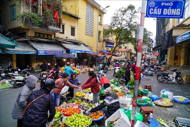 Không khí mua sắm tấp nập ngày tất niên ở chợ Thanh Hà trên phố Nguyễn Thiện Thuật, quận Hoàn Kiếm. Ảnh: Khánh Hoà - TTXVN